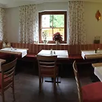 Gemsenblick לינה וארוחת בוקר ליוטאש